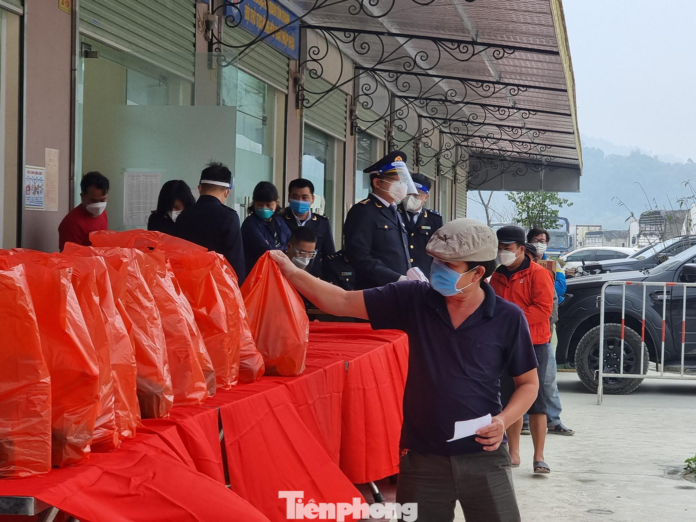 Mỗi lái xe có một phiếu nhận quà, lần lượt đến nhận.