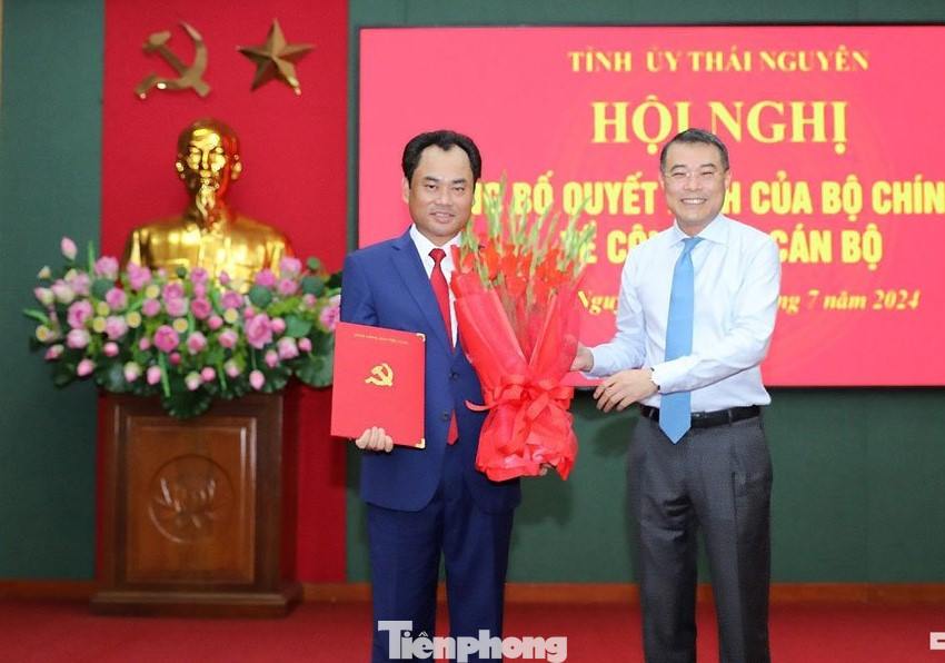Tân Bí thư Tỉnh ủy Trịnh Việt Hùng (bìa trái) nhận quyết định, hoa chúc mừng.