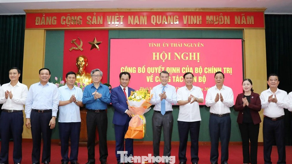 Bí thư Tỉnh ủy Trịnh Việt Hùng nhận hoa chúc mừng của ban ngành trung ương, lãnh đạo địa phương.