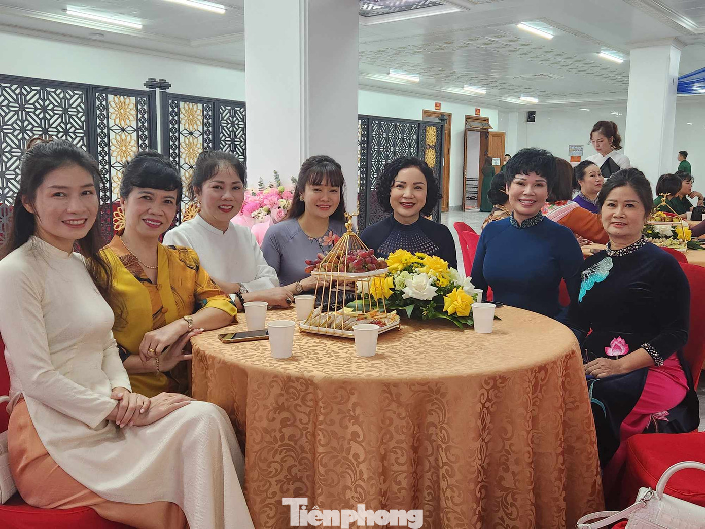 Chị em phụ nữ dự Thiền trà và tiệc chay. Ảnh: Duy Chiến