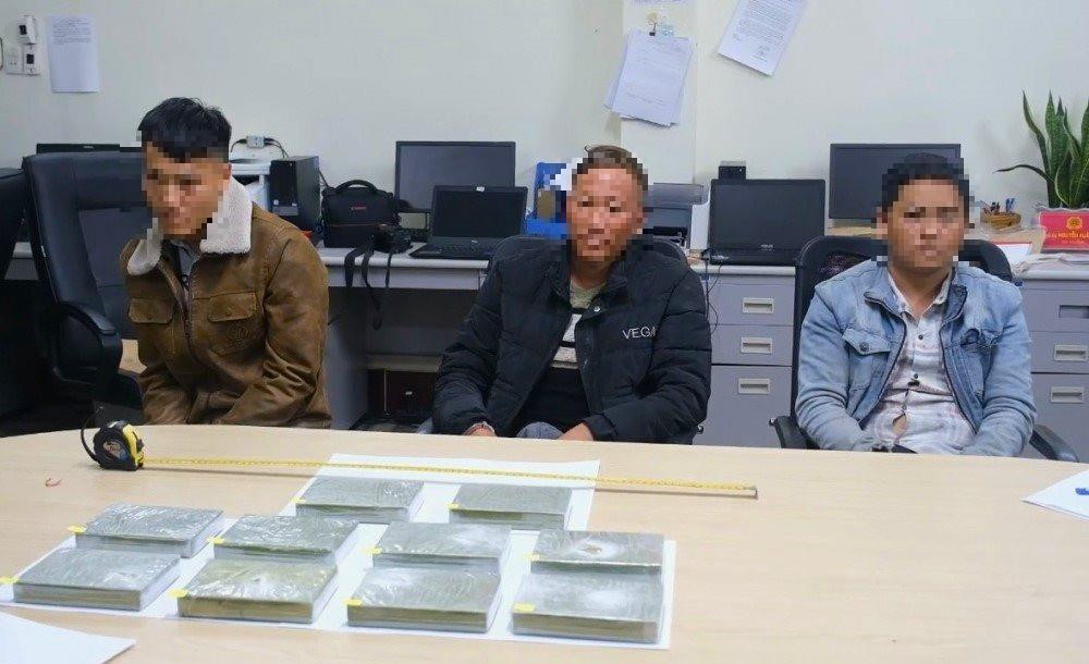 Nhóm đối tượng buôn bán ma túy và tang vật tại cơ quan công an.