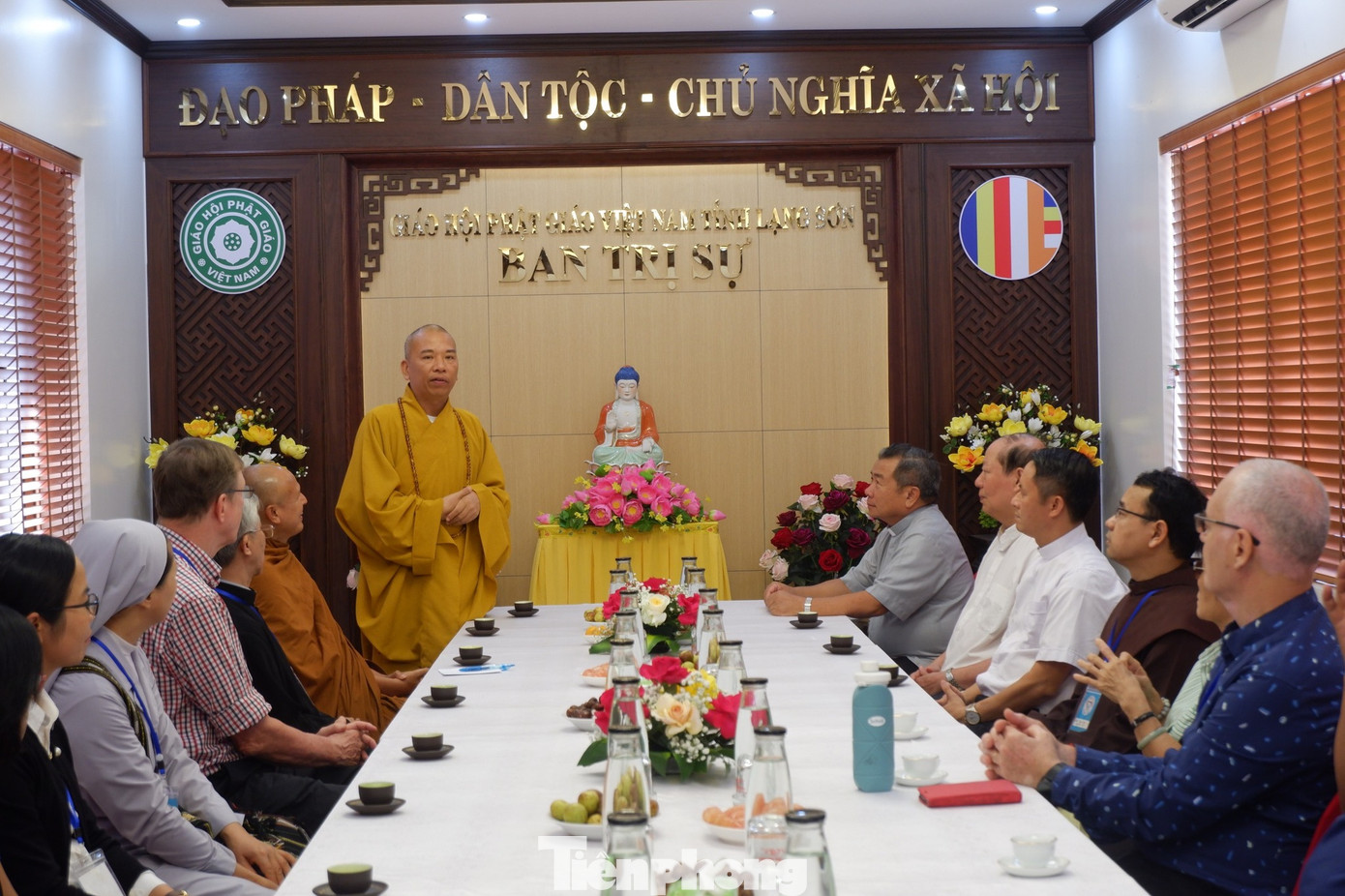 Thượng tọa Thích Quảng Truyền, Trưởng ban trị sự Giáo hội Phật giáo tỉnh Lạng Sơn trao đổi với phái đoàn. Ảnh: Duy Chiến Thượng tọa Thích Quảng Truyền, Trưởng ban trị sự Giáo hội Phật giáo tỉnh Lạng Sơn trao đổi với phái đoàn. Ảnh: Duy Chiến