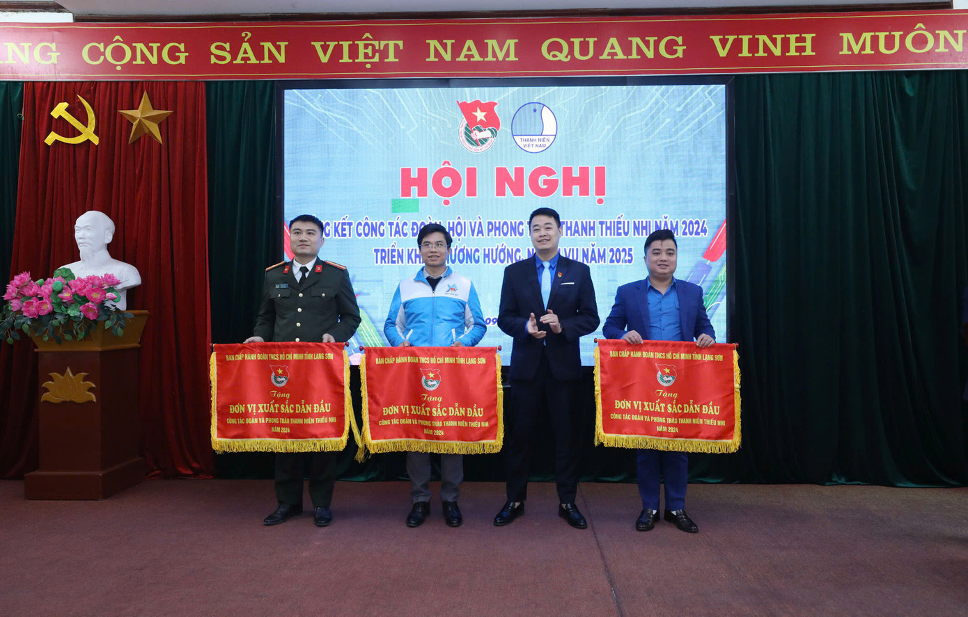 Các tập thể có thành tích xuất sắc nhận cờ thi đua của Tỉnh Đoàn Lạng Sơn.