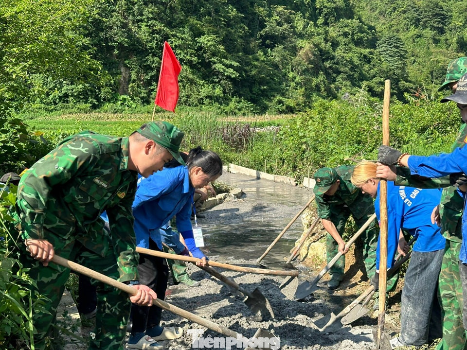 Các thành viên CLB Sinh viên tình nguyện Cao Bằng phối hợp với bộ đội địa phương tổ chức đổ bê tông làm đường liên thôn.