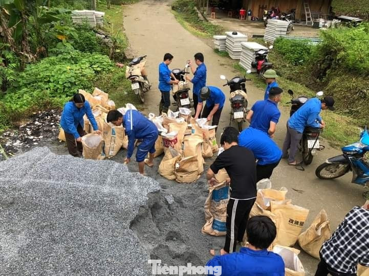 Tuổi trẻ Bảo Lâm tham gia vận chuyển vật liệu xây dựng điểm trường Lũng Ria, xã Thạch Lâm, huyện Bảo Lâm.