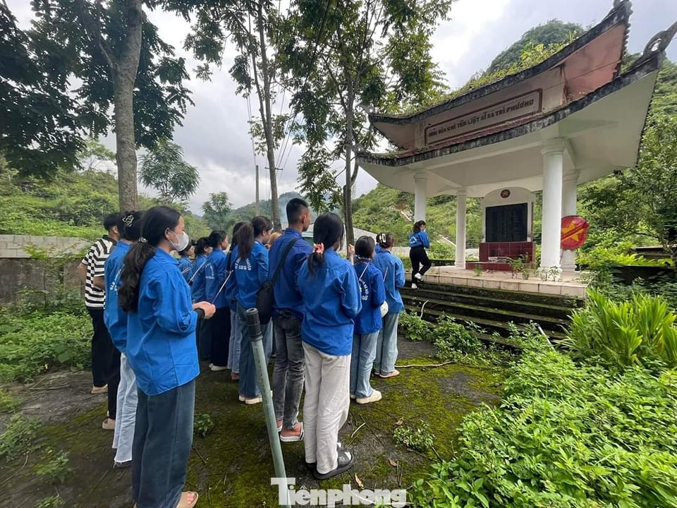 Quét dọn, vệ sinh nhà bia, nghĩa trang liệt sĩ.