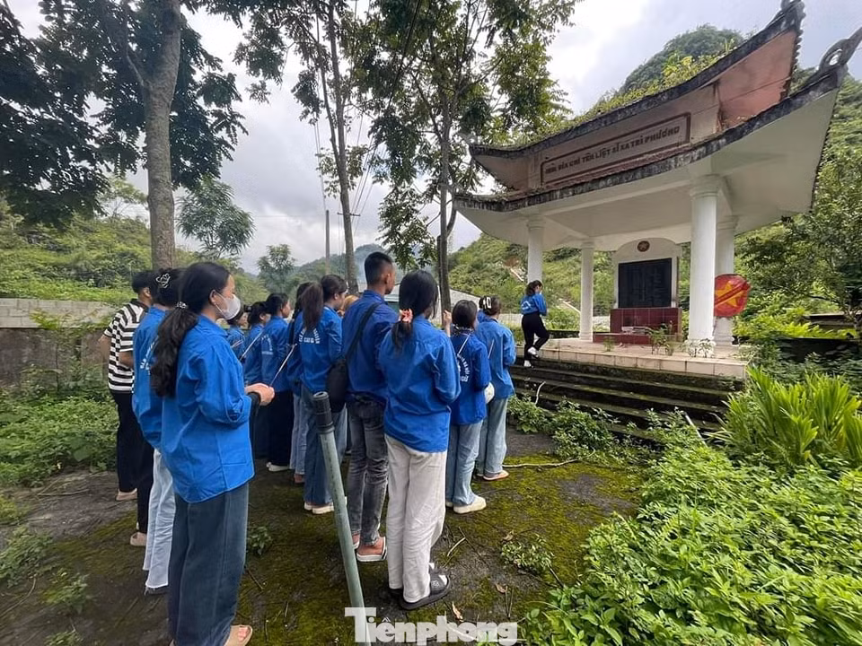 Quét dọn, vệ sinh nhà bia, nghĩa trang liệt sĩ. Quét dọn, vệ sinh nhà bia, nghĩa trang liệt sĩ.