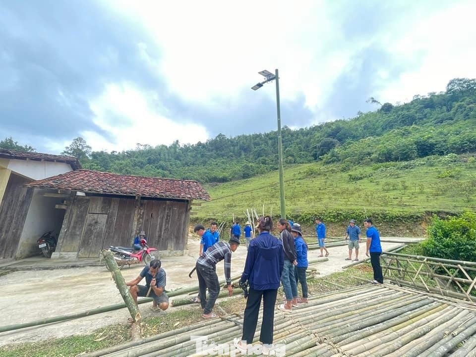 Thực hiện công trình thắp sáng đường quê.