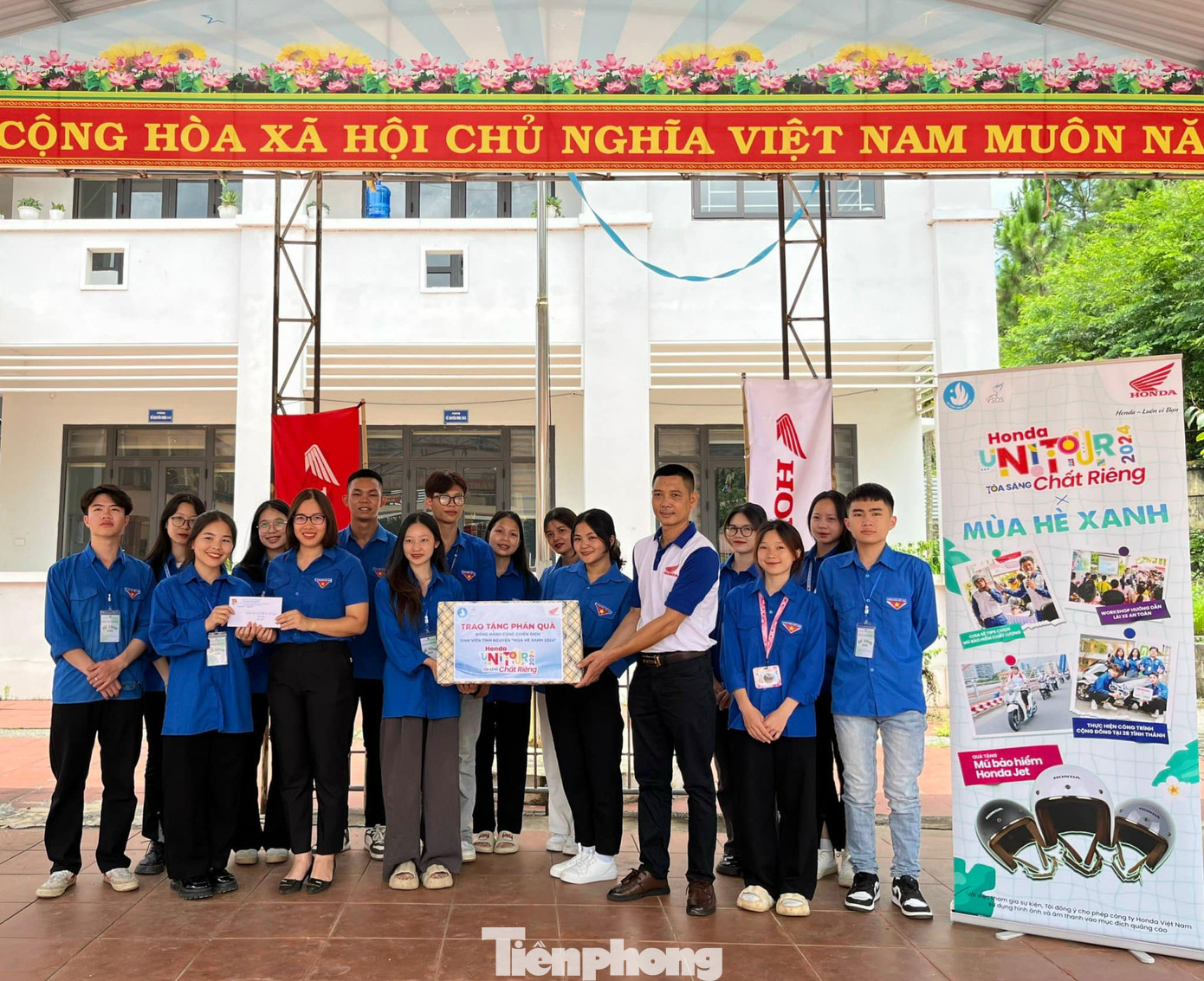 Hội Sinh viên Việt Nam và các đơn vị đồng hành, tài trợ tặng quà CLB Sinh viên tình nguyện Cao Bằng.