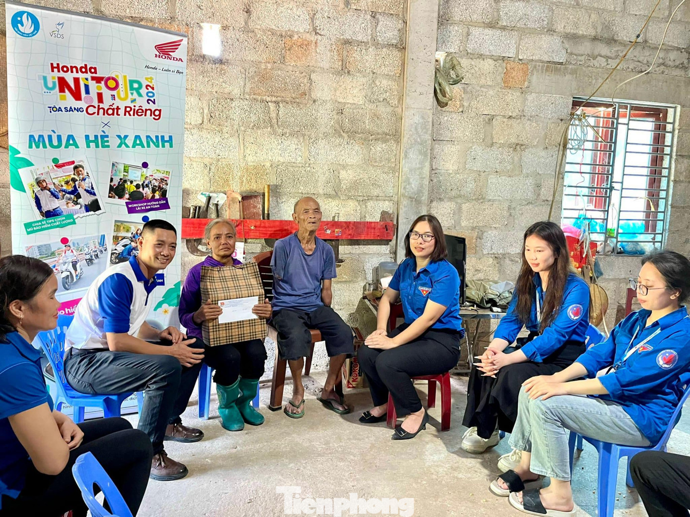 Tặng quà gia đình chính sách, có công trên địa bàn Cao Bằng.