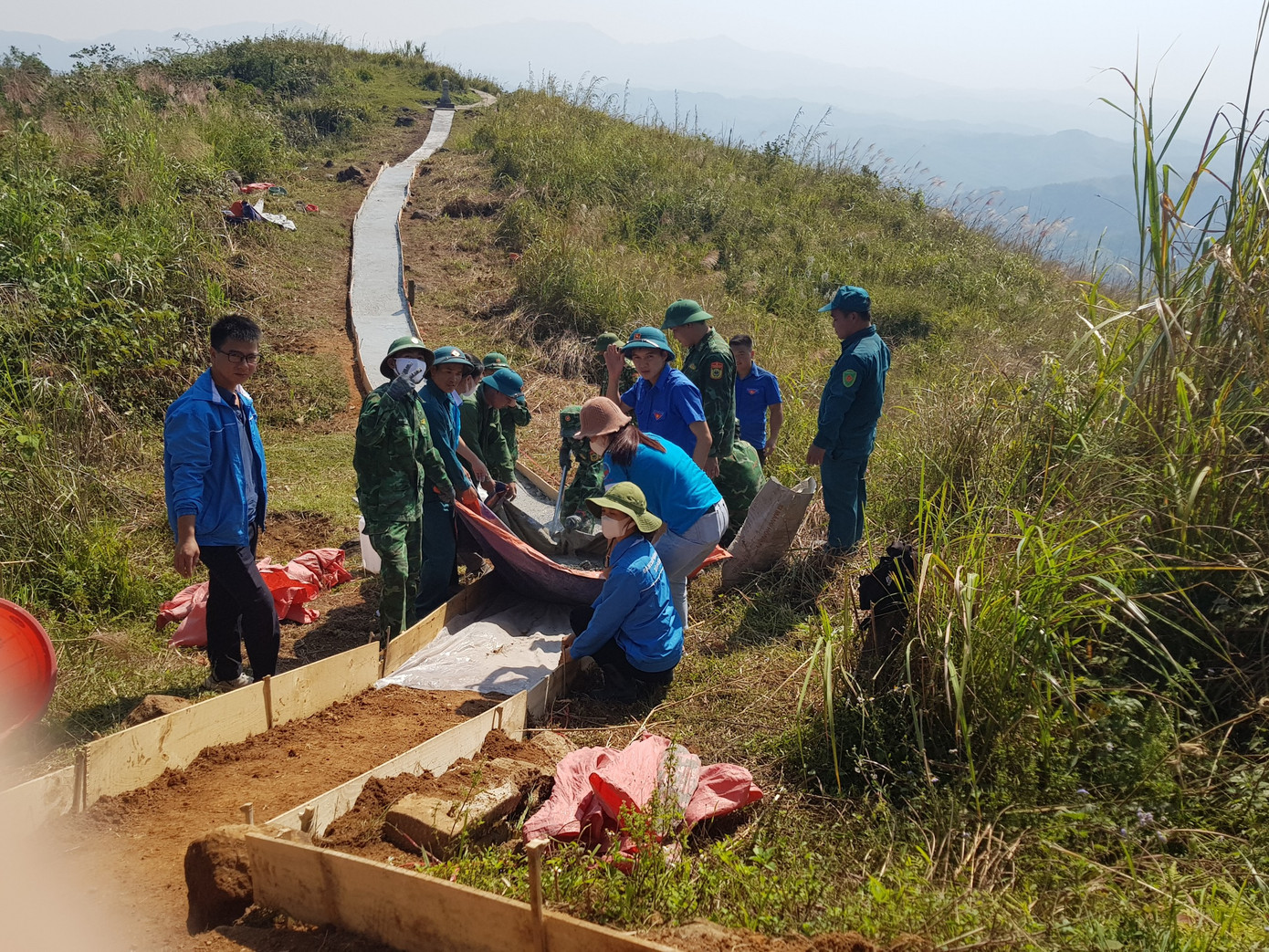 Cán bộ, chiến sỹ tham gia ngày công xây dựng đường lên chốt tiền tiêu. Ảnh: Duy Chiến Cán bộ, chiến sỹ tham gia ngày công xây dựng đường lên chốt tiền tiêu. Ảnh: Duy Chiến