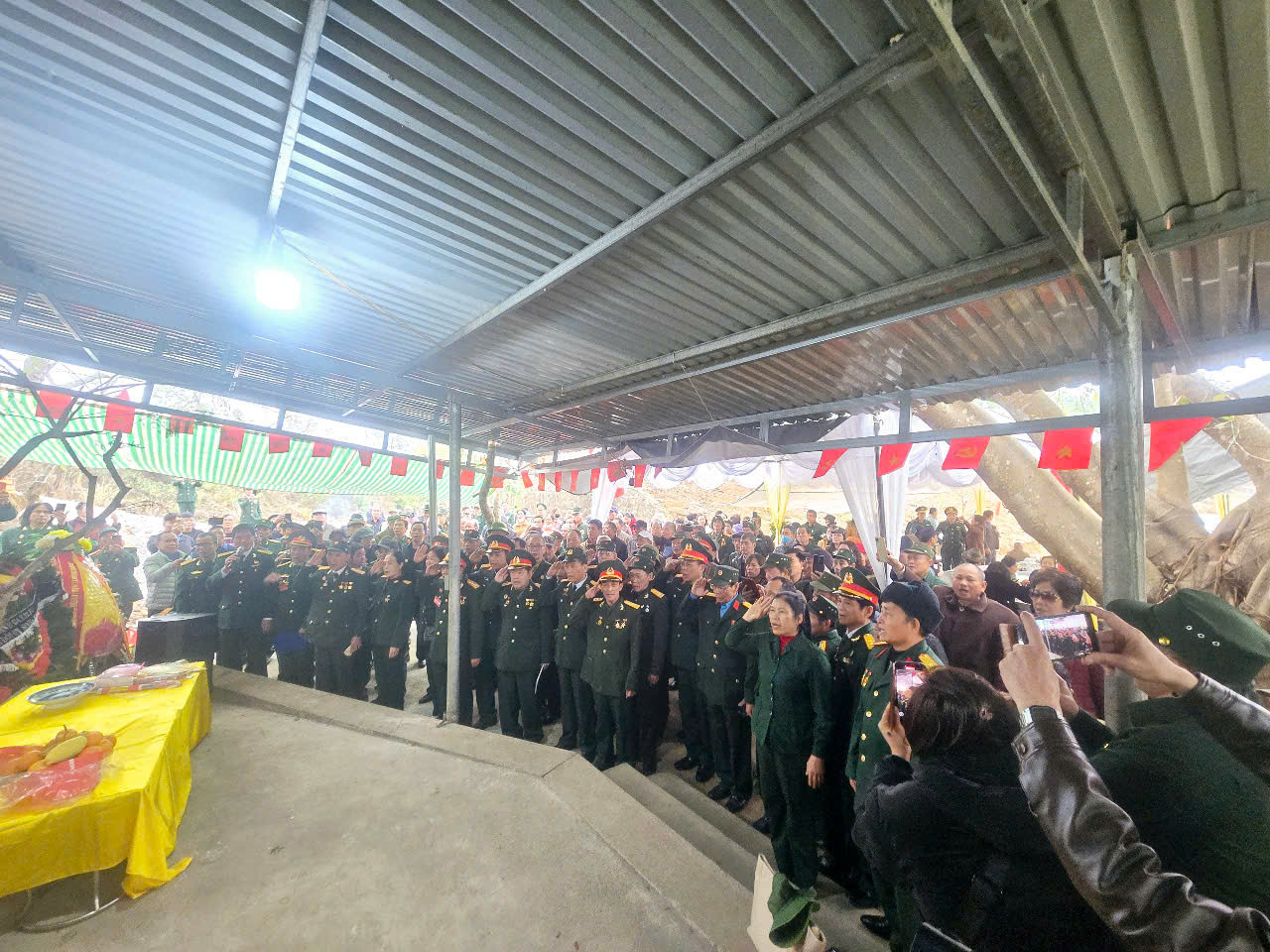 Đông đảo cán bộ, chiến sỹ, cựu chiến binh đến pháo đài kính cẩn tưởng nhớ đồng đội và người dân hy sinh, tử nạn.