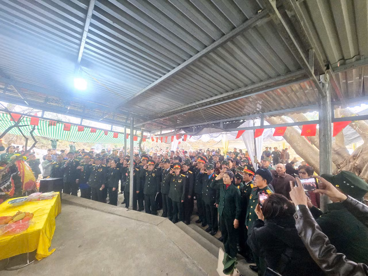 Đông đảo cán bộ, chiến sỹ, cựu chiến binh đến pháo đài kính cẩn tưởng nhớ đồng đội và người dân hy sinh, tử nạn. Đông đảo cán bộ, chiến sỹ, cựu chiến binh đến pháo đài kính cẩn tưởng nhớ đồng đội và người dân hy sinh, tử nạn.