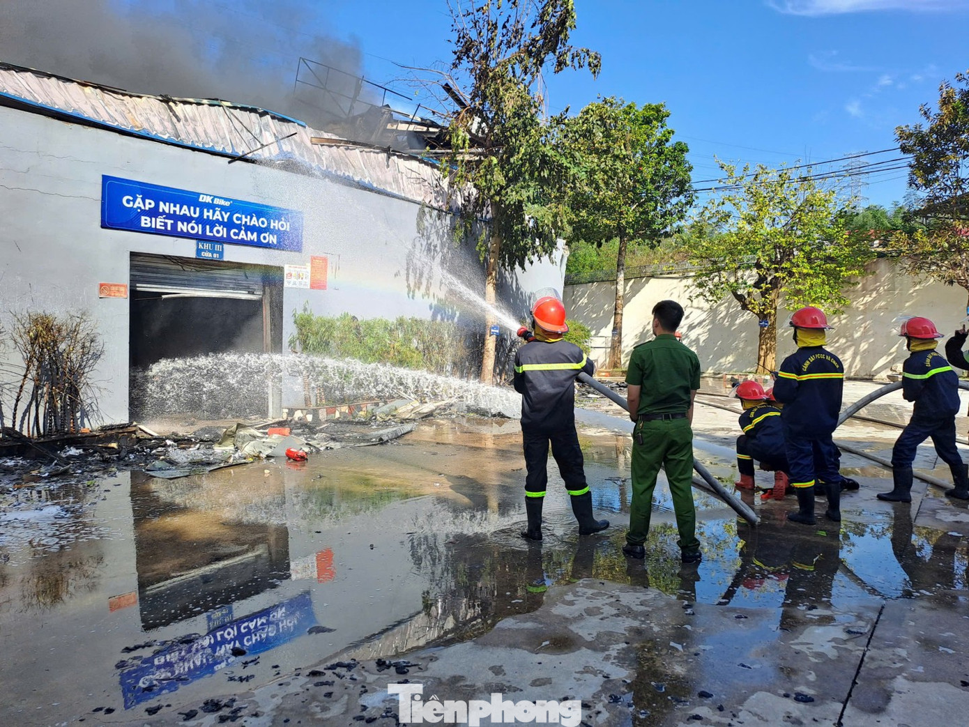 Lực lượng chức năng tham gia dập lửa. Lực lượng chức năng tham gia dập lửa.