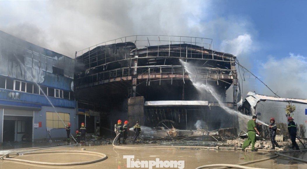 Nhà xưởng bị hư hỏng nặng. Nhà xưởng bị hư hỏng nặng.