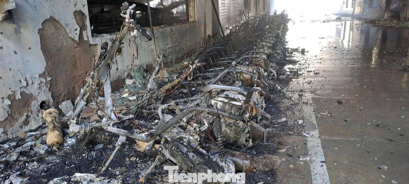 Các linh kiện, máy móc bị thiêu rụi. Các linh kiện, máy móc bị thiêu rụi.