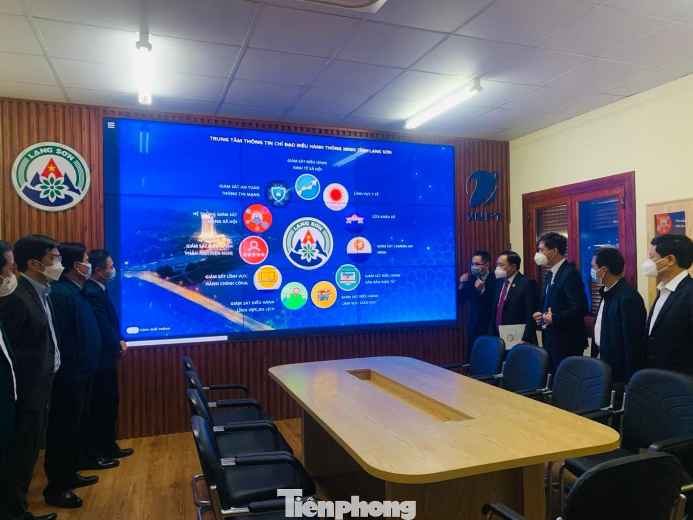 Các đại biểu thăm quan Trung tâm thông tin, chỉ đạo, điều hành -Ảnh: Duy Chiến Các đại biểu thăm quan Trung tâm thông tin, chỉ đạo, điều hành -Ảnh: Duy Chiến