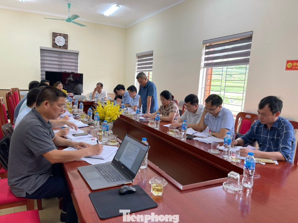 Ông Nguyễn Nam Hùng (đứng, bên phải)- Chi cục trưởng Chi cục Chăn nuôi và Thú y Lạng Sơn và đoàn công tác kiểm tra công tác phòng chống dịch tại huyện Văn Quan.