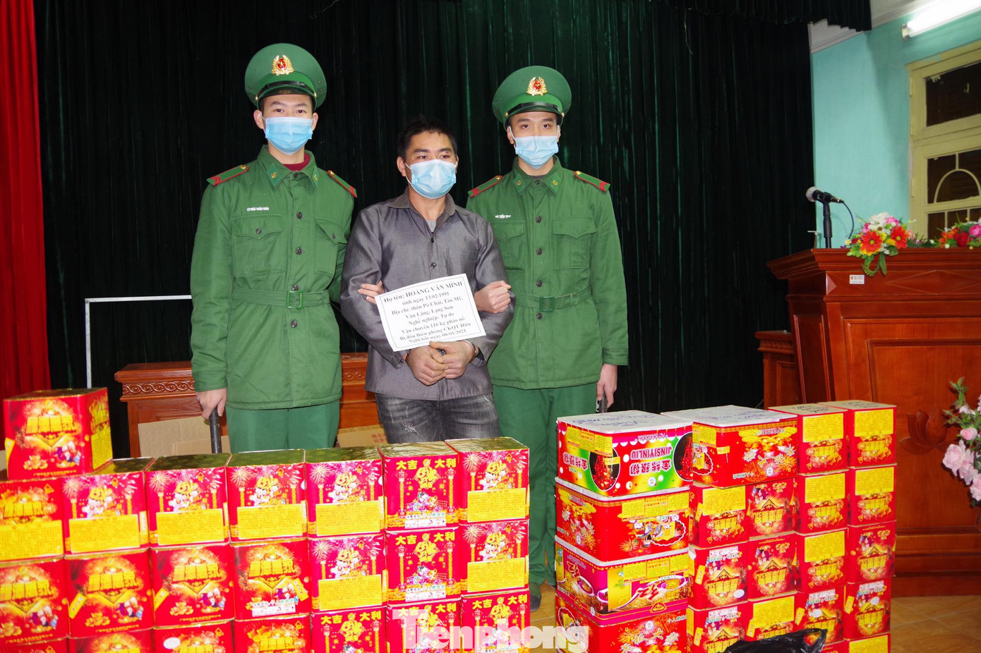 Cận tết, tình hình nhập lậu pháo nổ, hàng cấm có chiều hướng gia tăng (ảnh: Duy Chiến)