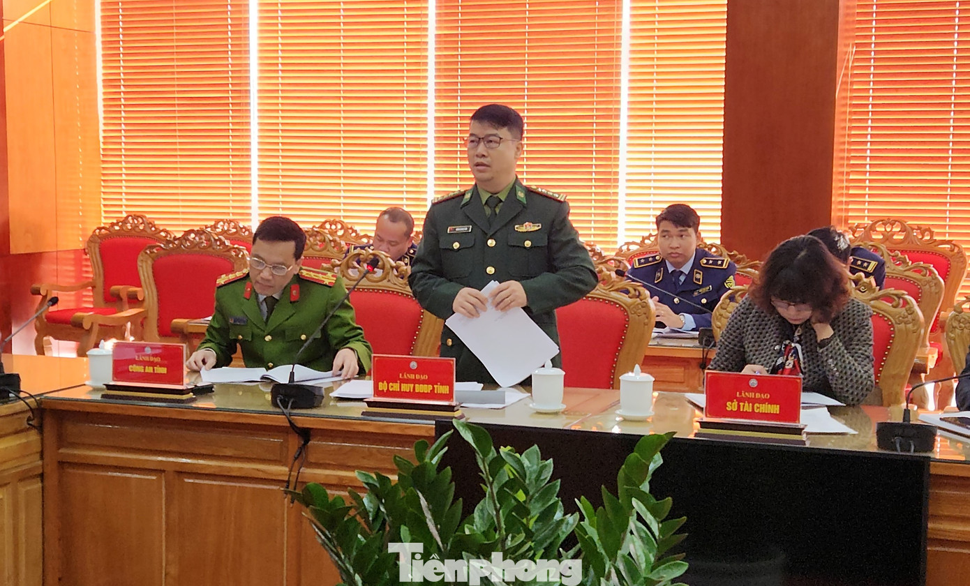 Đại tá Nông Quang Tám (giữa, đứng) cho biết, lực lượng biên phòng tiếp tục tăng cường kiểm soát biên giới (ảnh: Duy Chiến)