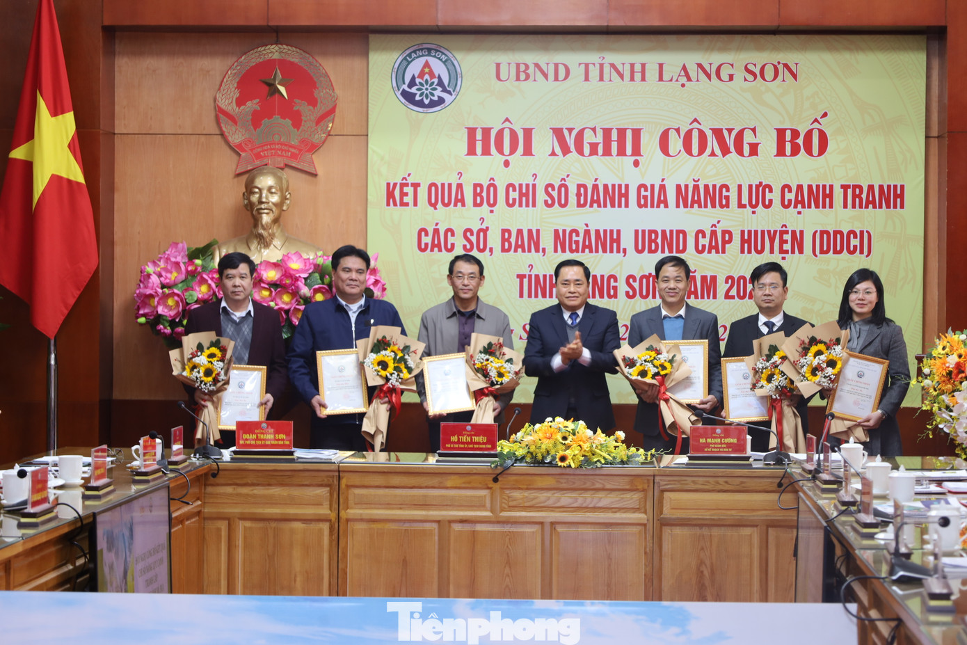 Lãnh đạo UBND tỉnh tặng hoa chúc mừng các đơn vị dẫn đầu chỉ số DDCI tỉnh Lạng Sơn 2023. Ảnh: Duy Chiến Lãnh đạo UBND tỉnh tặng hoa chúc mừng các đơn vị dẫn đầu chỉ số DDCI tỉnh Lạng Sơn 2023. Ảnh: Duy Chiến