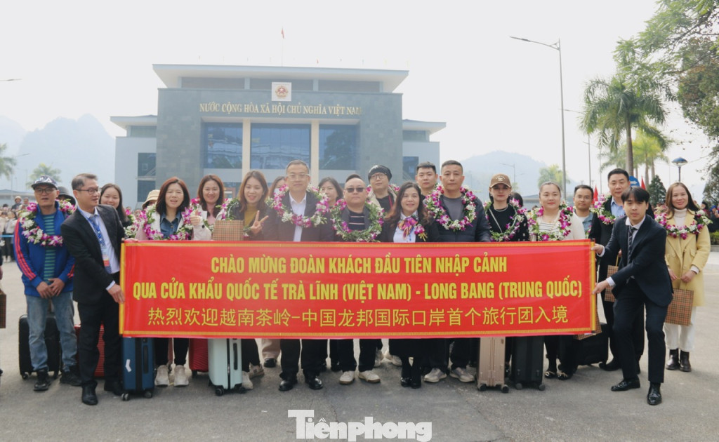 Khách nhập cảnh qua biên giới nhộn nhịp, vui vẻ, hữu nghị. Ảnh: BCB. Khách nhập cảnh qua biên giới nhộn nhịp, vui vẻ, hữu nghị. Ảnh: BCB.