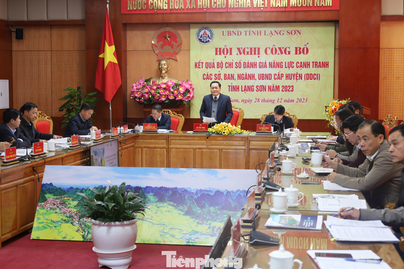 Chủ tịch UBND tỉnh Lạng Sơn Hồ Tiến Thiệu (giữa) mong muốn các cấp, các ngành nỗ lực hơn nữa để DDCI năm sau sẽ đạt kết quả tốt đẹp hơn. Ảnh: Duy Chiến Chủ tịch UBND tỉnh Lạng Sơn Hồ Tiến Thiệu (giữa) mong muốn các cấp, các ngành nỗ lực hơn nữa để DDCI năm sau sẽ đạt kết quả tốt đẹp hơn. Ảnh: Duy Chiến