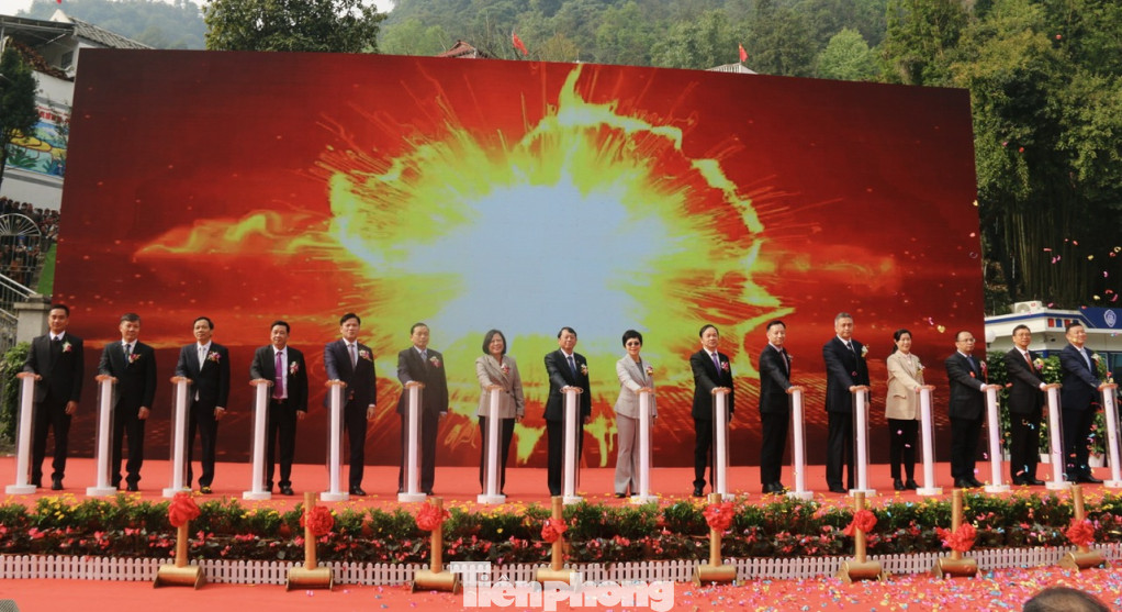 Nghi lễ nâng cấp cặp cửa khẩu Trà Lĩnh- Long Bang. Ảnh: CB. Nghi lễ nâng cấp cặp cửa khẩu Trà Lĩnh- Long Bang. Ảnh: CB.