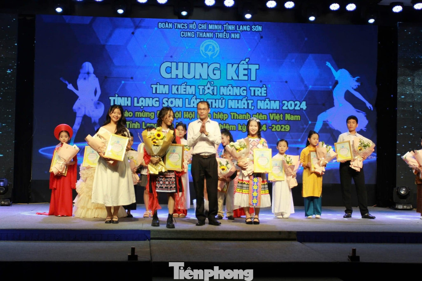 Anh Đỗ Văn Sơn - Giám đốc Cung Thanh thiếu nhi tỉnh Lạng Sơn trao thưởng cho các em đoạt giải cao.