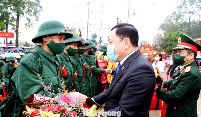 Các đồng chí lãnh đạo tỉnh Lạng Sơn, Quân khu 1 tặng hoa chúc mừng các tân binh. - Ảnh: LS Các đồng chí lãnh đạo tỉnh Lạng Sơn, Quân khu 1 tặng hoa chúc mừng các tân binh. - Ảnh: LS
