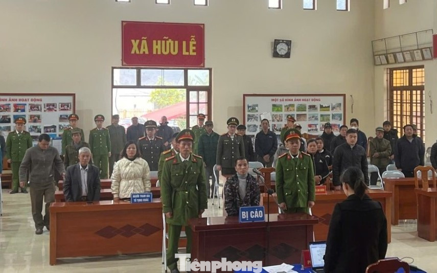 Bị cáo Hoàng Văn Đắc (giữa) ra tòa lĩnh án. Bị cáo Hoàng Văn Đắc (giữa) ra tòa lĩnh án.