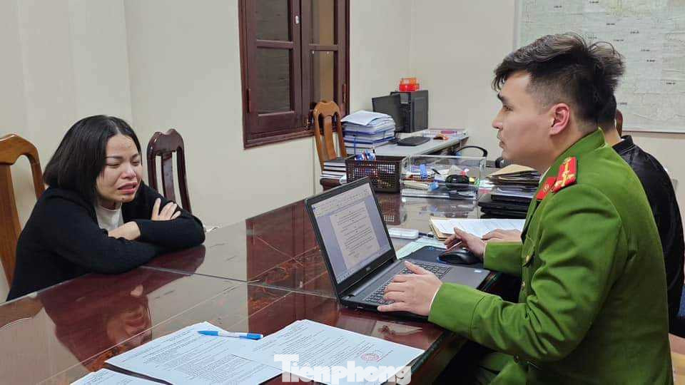 Đối tượng Huệ (bìa trái) tại cơ quan điều tra. Đối tượng Huệ (bìa trái) tại cơ quan điều tra.