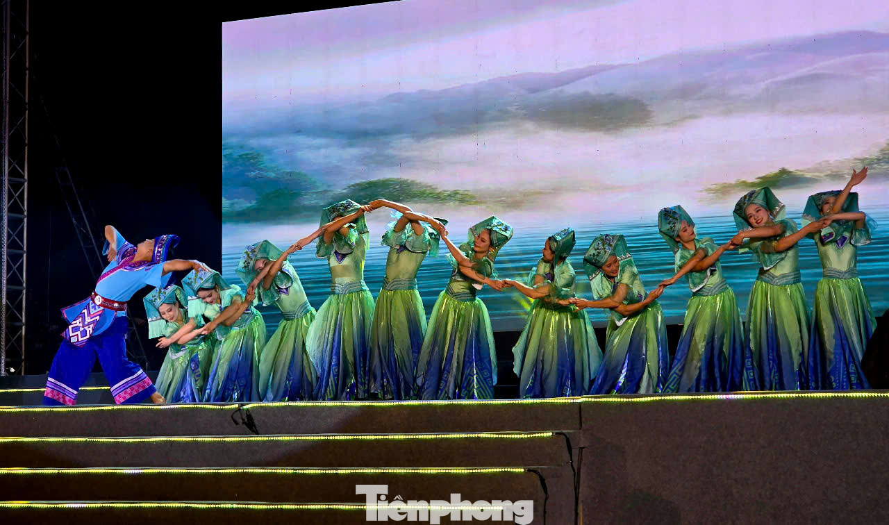 Bên cạnh những tiết mục tươi trẻ, hiện đại, đoàn nghệ thuật Bằng Tường còn có những tiết mục đậm đà bản sắc người Choang. Ảnh: Duy Chiến. Bên cạnh những tiết mục tươi trẻ, hiện đại, đoàn nghệ thuật Bằng Tường còn có những tiết mục đậm đà bản sắc người Choang. Ảnh: Duy Chiến.