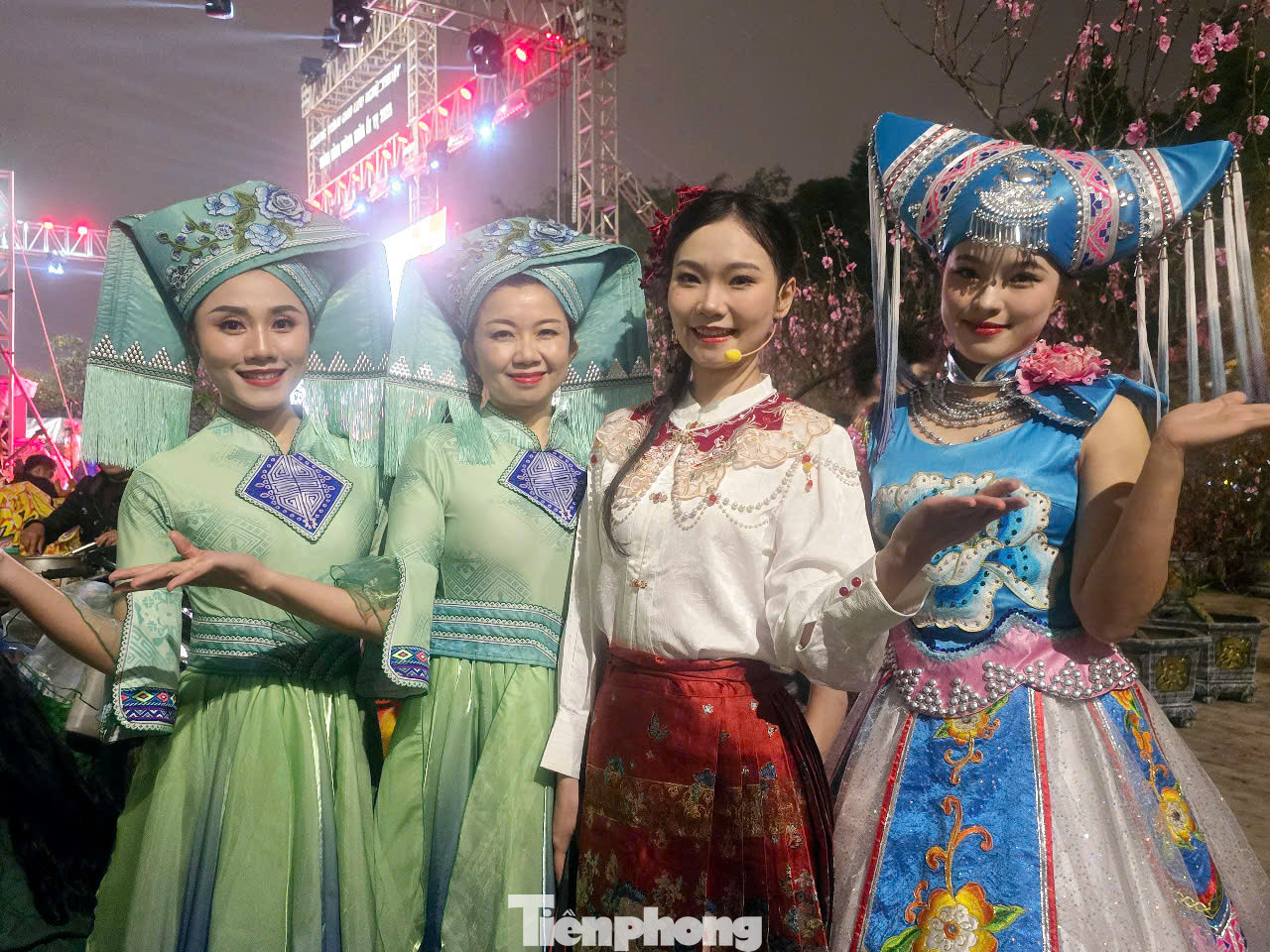 Nữ nghệ sĩ Nghệ Dính (25 tuổi) người dân tộc Choang cùng các diễn viên múa đến từ Trung tâm Bảo tồn và Phát triển di sản văn hóa phi vật thể Bằng Tường cho biết cô đã có vài lần sang Lạng Sơn giao lưu, biểu diễn phục vụ người dân láng giềng nhưng được trình diễn vào ngày 21 tháng Giêng ở xứ Lạng khiến cô và các bạn có niềm hứng khởi. Ảnh: Duy Chiến. Nữ nghệ sĩ Nghệ Dính (25 tuổi) người dân tộc Choang cùng các diễn viên múa đến từ Trung tâm Bảo tồn và Phát triển di sản văn hóa phi vật thể Bằng Tường cho biết cô đã có vài lần sang Lạng Sơn giao lưu, biểu diễn phục vụ người dân láng giềng nhưng được trình diễn vào ngày 21 tháng Giêng ở xứ Lạng khiến cô và các bạn có niềm hứng khởi. Ảnh: Duy Chiến.