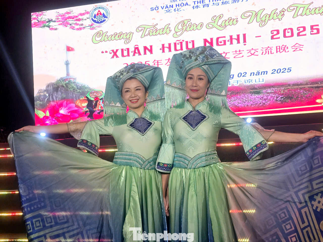 Các vũ công đến từ Bằng Tường- Khu tự trị dân tộc Choang, Quảng Tây, Trung Quốc hoan hỷ khoe váy áo đặc trưng của người Choang đậm đà bản sắc dân tộc, mang đến năm mới tràn đầy hữu nghị, hạnh phúc. Đoàn nghệ thuật Bằng Tường có 31 diễn viên, nghệ sĩ sang xứ Lạng giao lưu với gần chục tiết mục đặc sắc. Ảnh: Duy Chiến. Các vũ công đến từ Bằng Tường- Khu tự trị dân tộc Choang, Quảng Tây, Trung Quốc hoan hỷ khoe váy áo đặc trưng của người Choang đậm đà bản sắc dân tộc, mang đến năm mới tràn đầy hữu nghị, hạnh phúc. Đoàn nghệ thuật Bằng Tường có 31 diễn viên, nghệ sĩ sang xứ Lạng giao lưu với gần chục tiết mục đặc sắc. Ảnh: Duy Chiến.