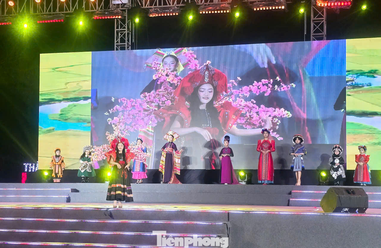 Các người mẫu nhí xứ Lạng tự tin trình diễn những trang phục dân tộc của người xứ Lạng. Ảnh: Duy Chiến. Các người mẫu nhí xứ Lạng tự tin trình diễn những trang phục dân tộc của người xứ Lạng. Ảnh: Duy Chiến.