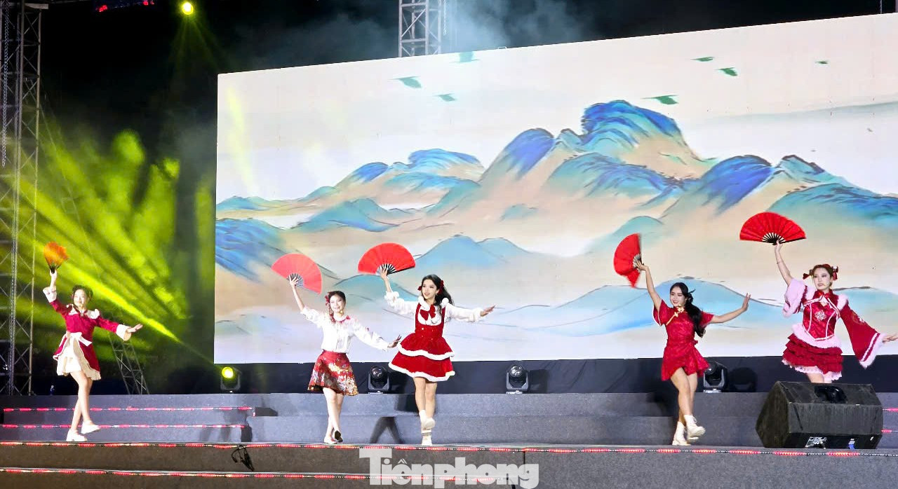 Tiết mục múa Tương tư dưới ánh trăng thể hiện sự khát vọng vươn lên, đầy nội lực được các nghệ sĩ người Choang Bằng Tường - Quảng Tây thể hiện tươi vui, trẻ trung lôi cuốn, thu hút sự chú ý của người xem xứ Lạng. Ảnh: Duy Chiến. Tiết mục múa Tương tư dưới ánh trăng thể hiện sự khát vọng vươn lên, đầy nội lực được các nghệ sĩ người Choang Bằng Tường - Quảng Tây thể hiện tươi vui, trẻ trung lôi cuốn, thu hút sự chú ý của người xem xứ Lạng. Ảnh: Duy Chiến.