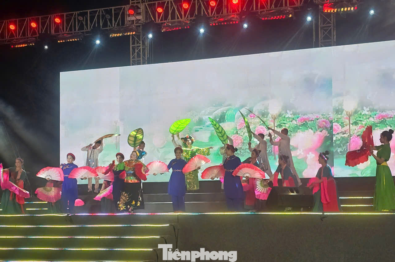 Hoàn chung điệu múa, câu hát, các nghệ sĩ, nghệ nhân Lạng Sơn cũng đem đến đêm giao lưu, biểu diễn Xuân hữu nghịnhững tiết mục đặc sắc, ca ngợi quê hương đất nước tươi đẹp. Ảnh: Duy Chiến. Hoàn chung điệu múa, câu hát, các nghệ sĩ, nghệ nhân Lạng Sơn cũng đem đến đêm giao lưu, biểu diễn Xuân hữu nghịnhững tiết mục đặc sắc, ca ngợi quê hương đất nước tươi đẹp. Ảnh: Duy Chiến.