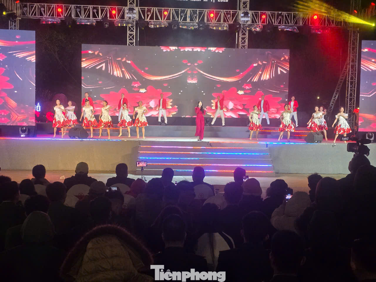 Mặc dù trời sương lạnh, đêm khuya nhưng hàng trăm người dân ở Lạng Sơn đã tham dự chương trình giao lưu nghệ thuật Xuân hữu nghị ở trung tâm thành phố Lạng Sơn, đem lại bầu không khí tươi vui, rộn ràng, thắm tình tình hữu nghị 2 nước Việt - Trung. Ảnh: Duy Chiến. Mặc dù trời sương lạnh, đêm khuya nhưng hàng trăm người dân ở Lạng Sơn đã tham dự chương trình giao lưu nghệ thuật Xuân hữu nghị ở trung tâm thành phố Lạng Sơn, đem lại bầu không khí tươi vui, rộn ràng, thắm tình tình hữu nghị 2 nước Việt - Trung. Ảnh: Duy Chiến.