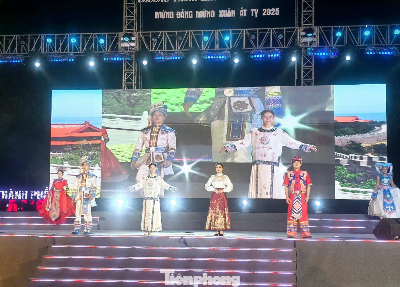 Các nghệ sĩ trẻ người Choang - Quảng Tây, Trung Quốc khoe những bộ váy, áo đặc trưng vùng miền, bản sắc, hấp dẫn. Các nghệ sĩ trẻ người Choang - Quảng Tây, Trung Quốc khoe những bộ váy, áo đặc trưng vùng miền, bản sắc, hấp dẫn.