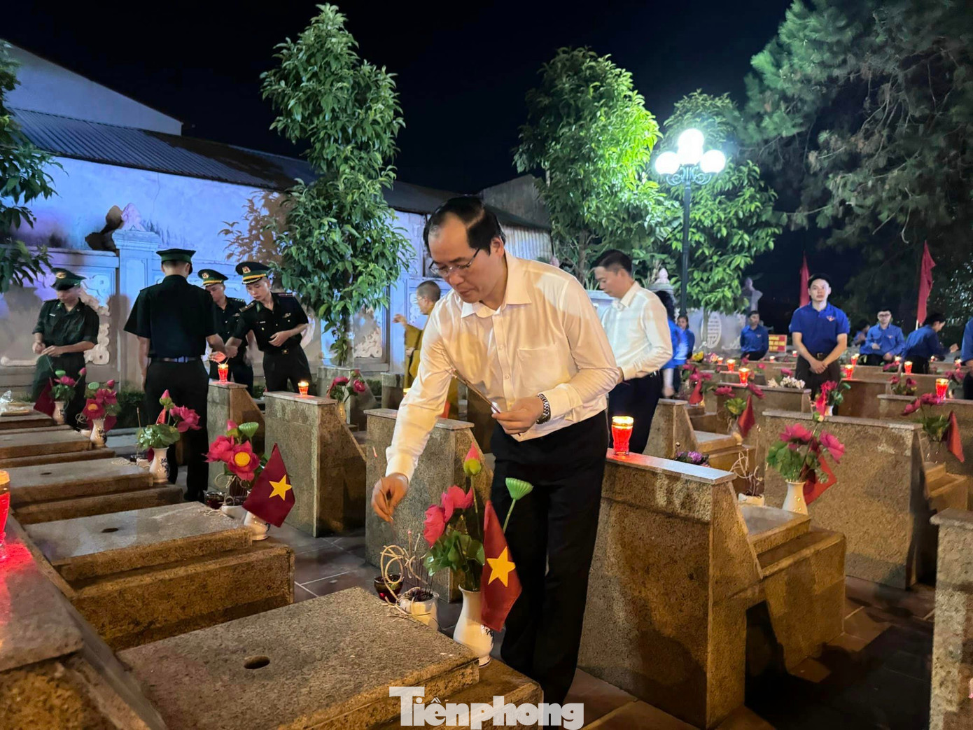 Lãnh đạo tỉnh Lạng Sơn, các tổ chức chính trị, xã hội, tôn giáo và tuổi trẻ Lạng Sơn thắp nến tri ân các liệt sỹ. Lãnh đạo tỉnh Lạng Sơn, các tổ chức chính trị, xã hội, tôn giáo và tuổi trẻ Lạng Sơn thắp nến tri ân các liệt sỹ.