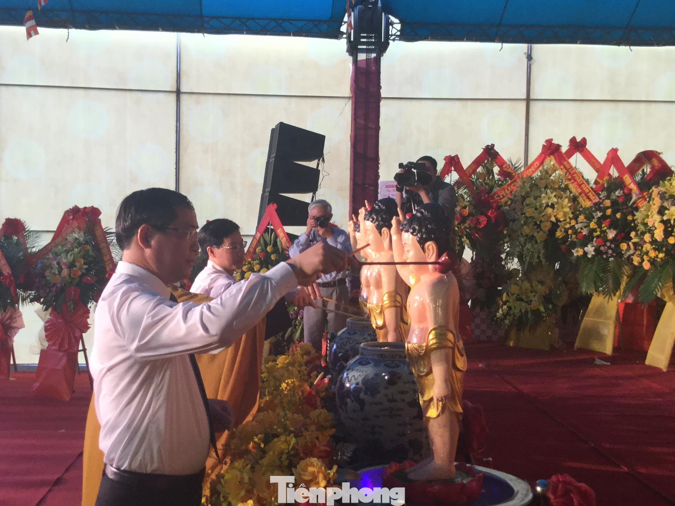 Nghi thức tắm Phật trong mùa Phật đản 2022. Ảnh: Duy Chiến