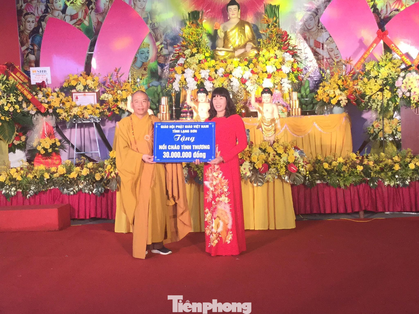 Giáo hội Phật giáo Việt Nam tỉnh Lạng Sơn trao biểu trưng dự án "Nồi cháo tình thương" trị giá 30 triệu đồng dành cho bệnh nhân nghèo. Ảnh: Duy Chiến