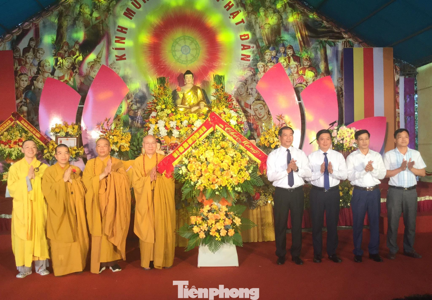 Lãnh đạo tỉnh Lạng Sơn tặng hoa chúc mừng đại lễ Phật đản cho Giáo hội Phật giáo Việt Nam tỉnh Lạng Sơn. Ảnh: Duy Chiến