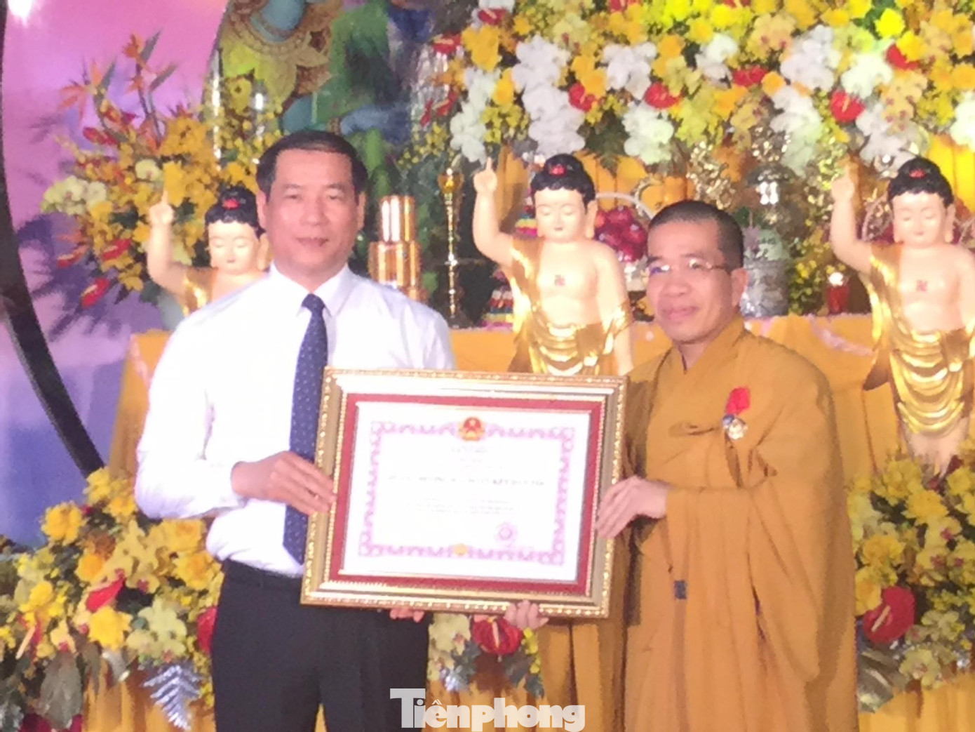 Đại đức Thích Bản Chung, Phó Trưởng ban Thường trực Ban Trị sự Giáo hội Phật giáo Việt Nam tỉnh Lạng Sơn (bìa phải) đón nhận Huân chương "Đại đoàn kết dân tộc". Ảnh: Duy Chiến