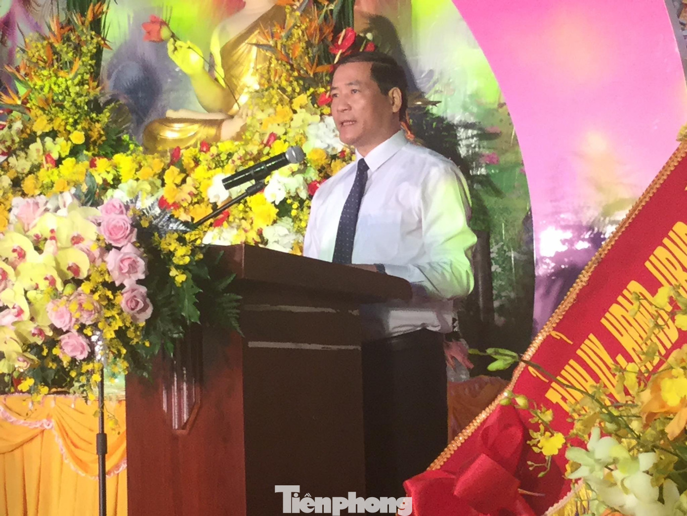 Phát biểu tại buổi lễ, Phó Chủ tịch Thường trực UBND tỉnh Lạng Sơn Dương Xuân Huyên mong muốn các tăng ni, phật tử đoàn kết, chung lòng, thực hiện tốt phương châm "tốt đời, đẹp đạo", xây dựng tỉnh nhà ngày càng phát triển phồn vinh. Ảnh: Duy Chiến