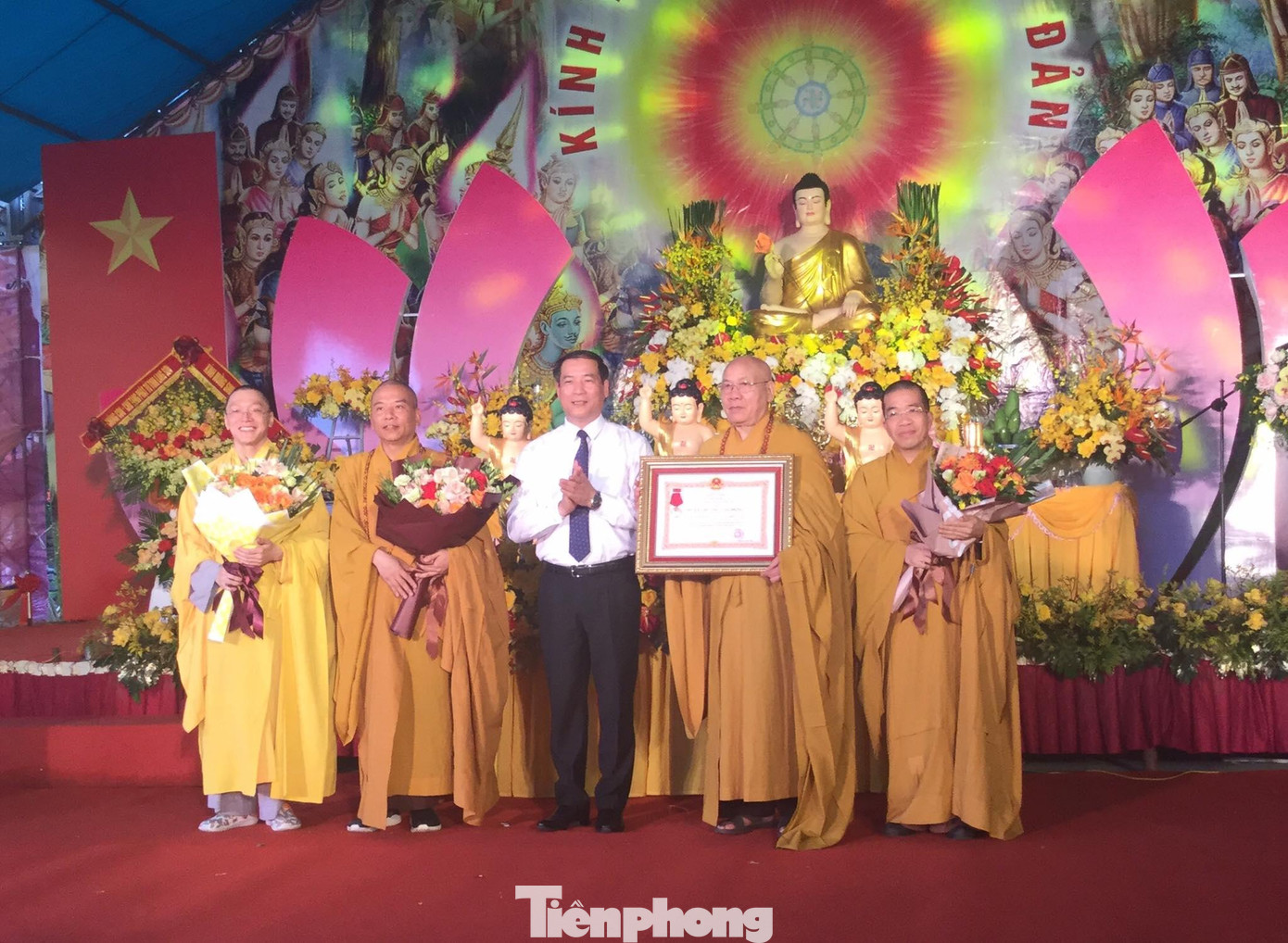 Giáo hội Phật giáo Việt Nam tỉnh Lạng Sơn nhận Huân chương Lao động hạng Nhì. Ảnh: Duy Chiến