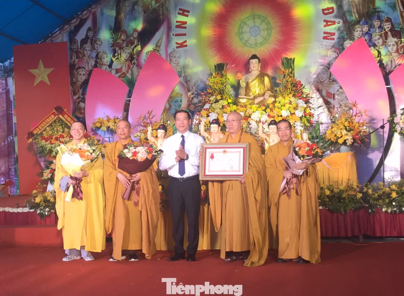 Giáo hội Phật giáo Việt Nam tỉnh Lạng Sơn nhận Huân chương Lao động hạng Nhì. Ảnh: Duy Chiến