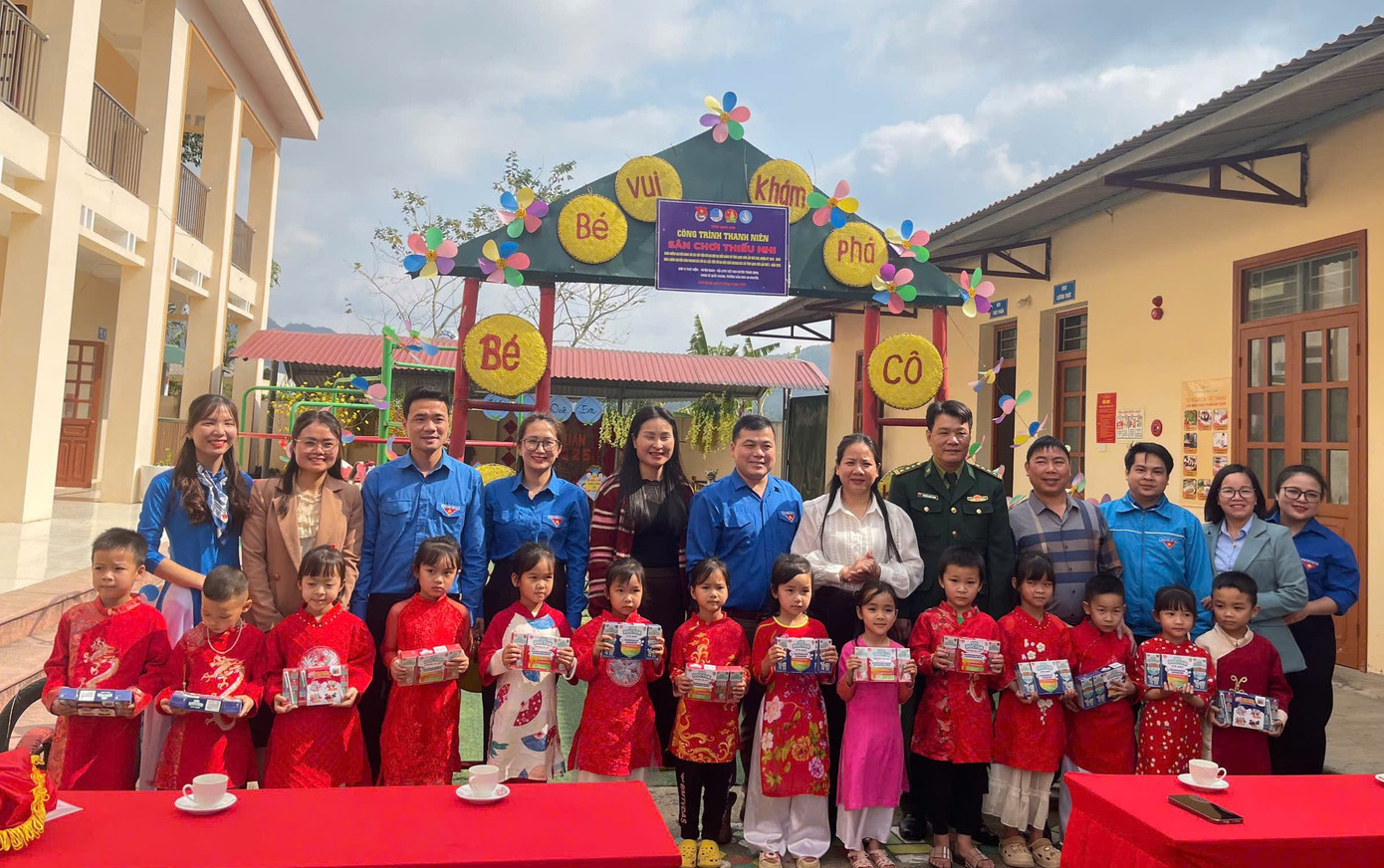 Các cháu mầm non nhận quà của Ban tổ chức chương trình. Các cháu mầm non nhận quà của Ban tổ chức chương trình.