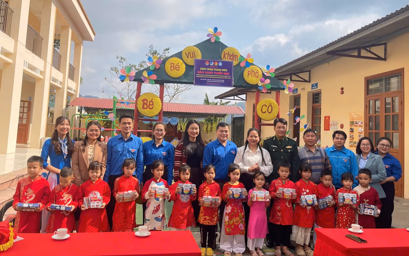 Các cháu mầm non nhận quà của Ban tổ chức chương trình.